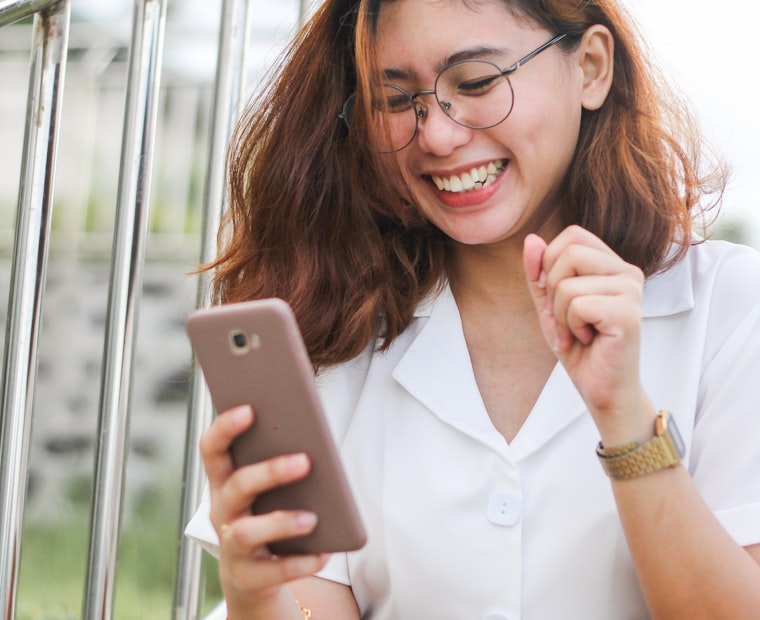 Aluna acompanhando o plano de estudos pelo celular